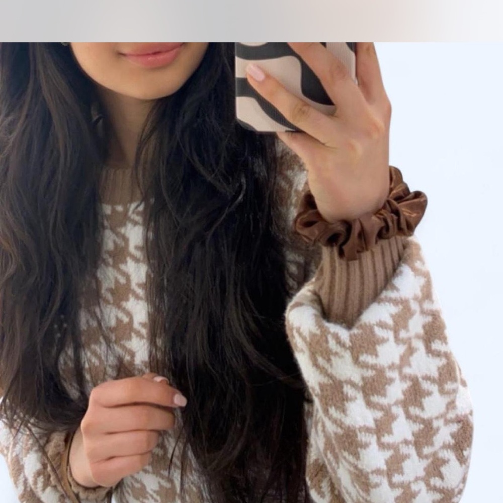 Hollister Brown and White Houndstooth Sweater